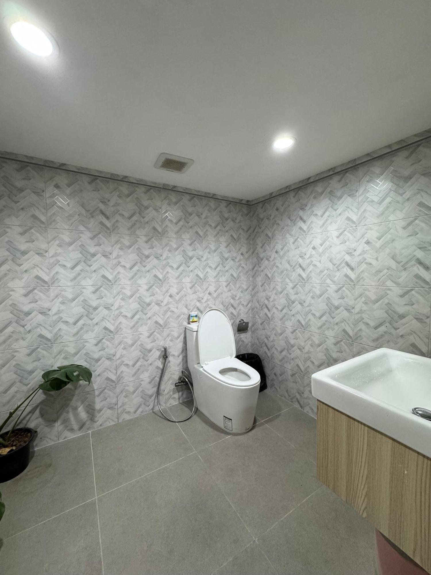 Twenty Two Place Hostel - Sukhumvit 22 Бангкок Экстерьер фото